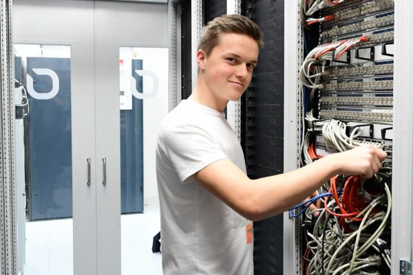 Lehrling lernt über Netzwerktechnik