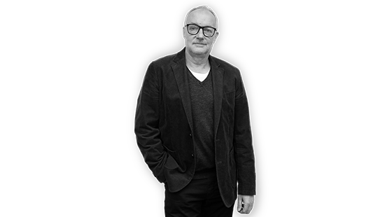 Mann im Anzug lächelt in die Kamera