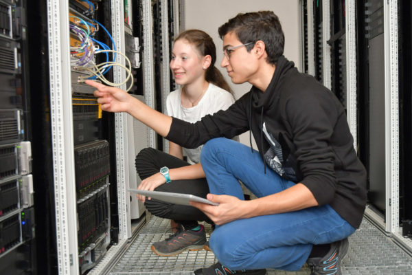 junge Menschen lernen Netzwerktechnik