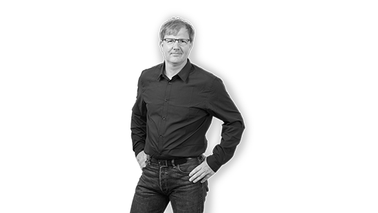 Mann im Hemd lächelt in die Kamera