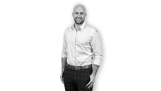 Mann im Hemd lächelt in die Kamera