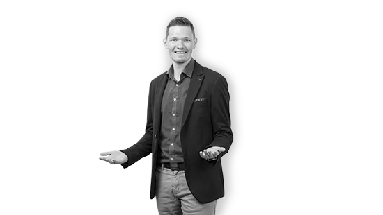 Geschäftsführer in Anzug lächelt in die Kamera