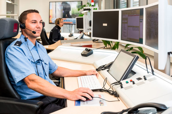 polizist in kommandozentrale