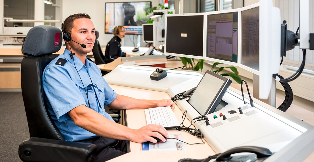 polizist in kommandozentrale