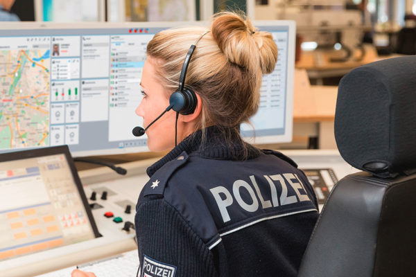 polizistin in kommandozentrale