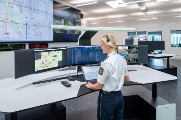 Frau arbeitet bei Polizeipräsidium